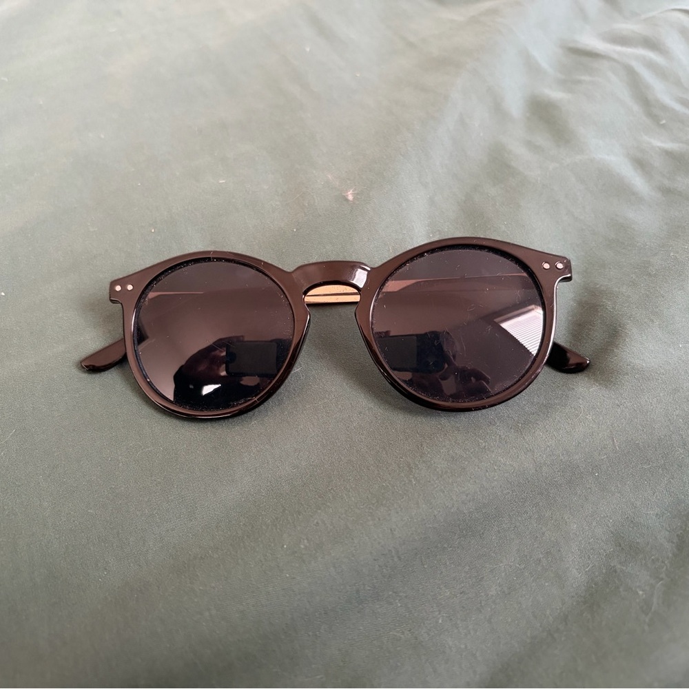Classic Black Round Sunglasses